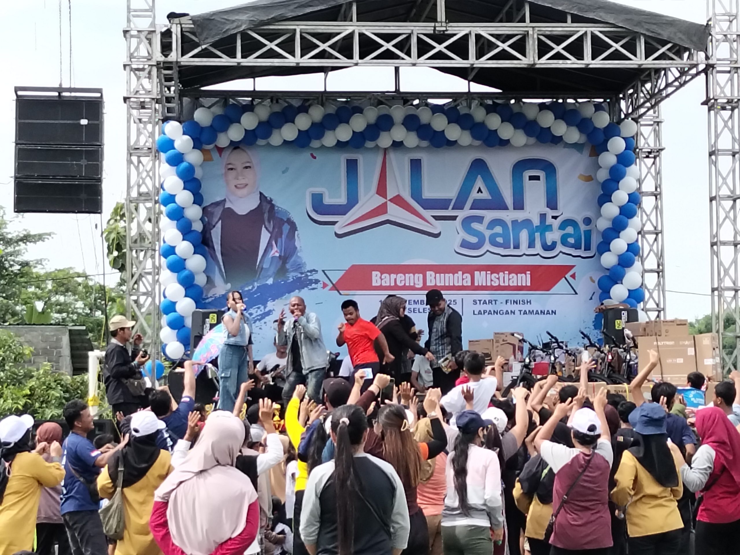 Jalan Sehat Bunda Mistiani Tutup Peringatan Hari Pahlawan, Ribuan Warga Padati Lapangan Tamanan