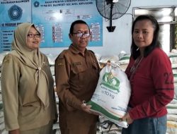 Sebanyak 511 Warga Balowerti Terima Bansos Bapang, Setiap Penerima Dapat 20 Kilo Beras dan Minyak Goreng 4 Liter