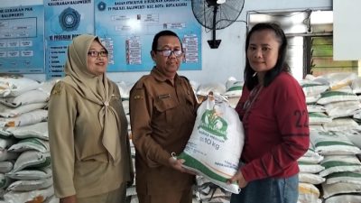 Sebanyak 511 Warga Balowerti Terima Bansos Bapang, Setiap Penerima Dapat 20 Kilo Beras dan Minyak Goreng 4 Liter