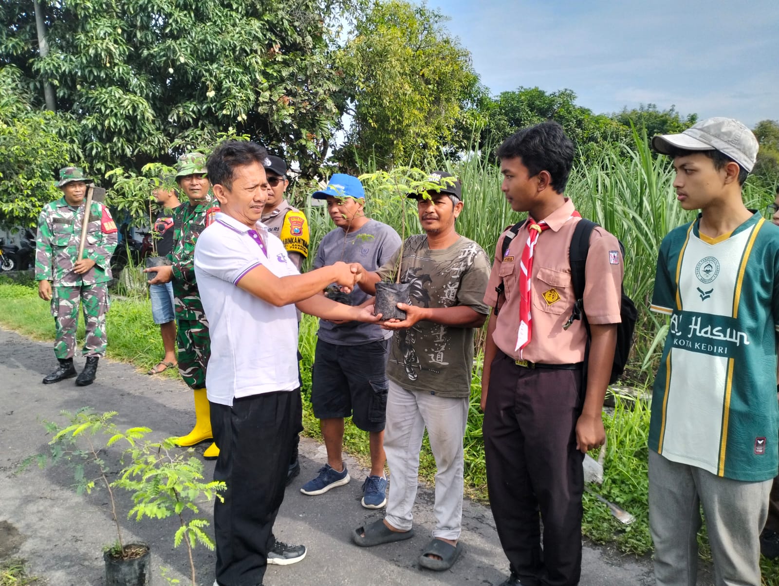 Penghijauan 100 Pohon Asem di Lingkungan Balong,