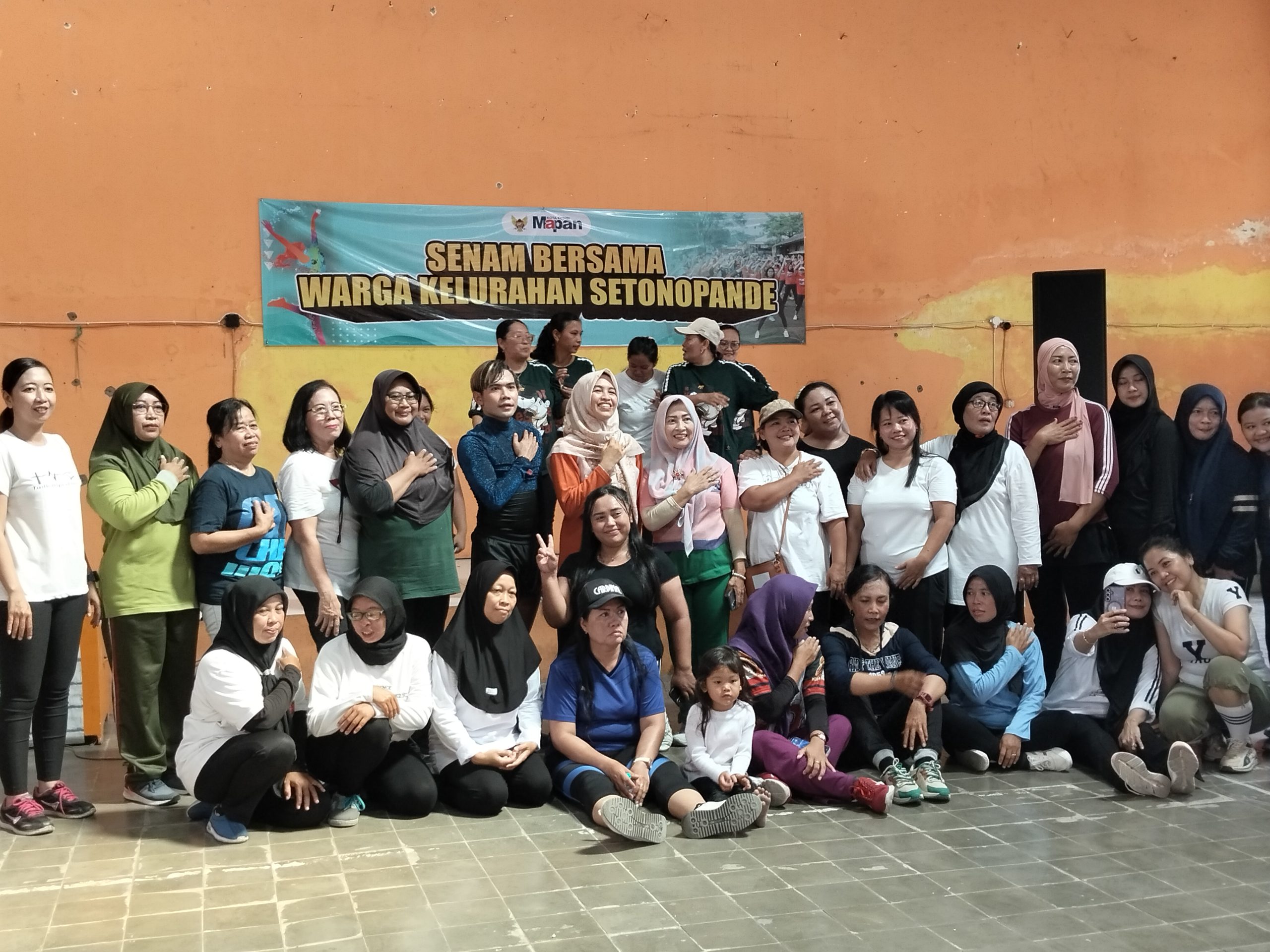 Senam Sehat Bersama Ucup Kharisma Guncang Kelurahan Setono Pande, Lurah Baru Farida Novianti Turun Menyapa Warga