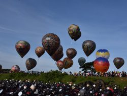 Puluhan Balon Udara Warnai Langit Tulungagung, Bupati Gatut Apresiasi dan Dorong Jadi Agenda Tahunan