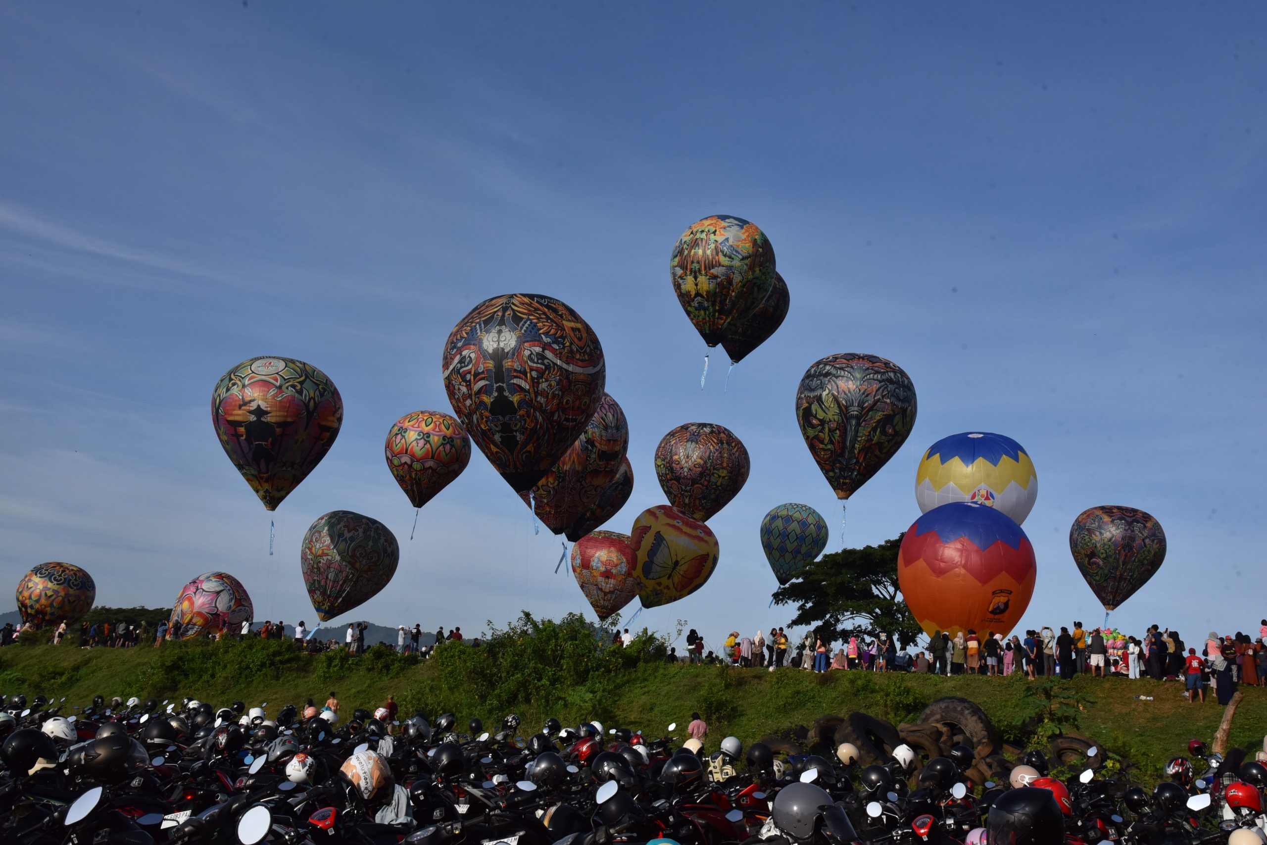 Puluhan Balon Udara Warnai Langit Tulungagung, Bupati Gatut Apresiasi dan Dorong Jadi Agenda Tahunan