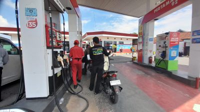 Warga Kediri Was-Was Isi BBM, SPBU Pastikan Pasokan Aman