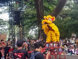 Barongsai Tjoe Hwie Kiong Suguhkan Atraksi Spektakuler di Jalan Sehat Santri Sarungan Kota Kediri