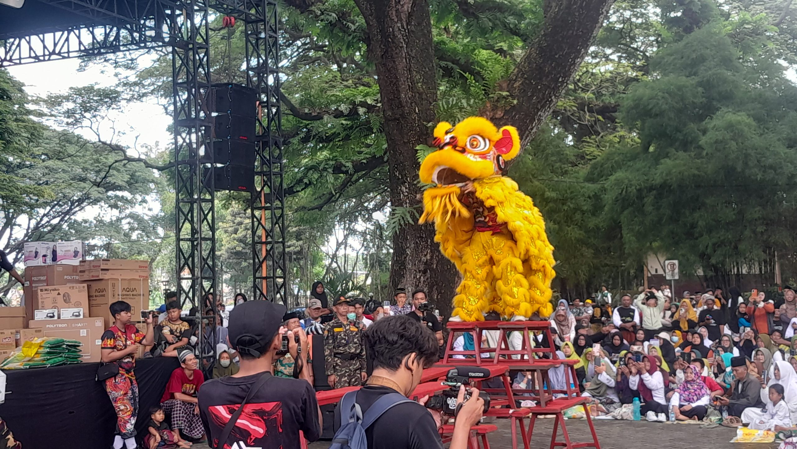 Barongsai Tjoe Hwie Kiong Suguhkan Atraksi Spektakuler di Jalan Sehat Santri Sarungan Kota Kediri