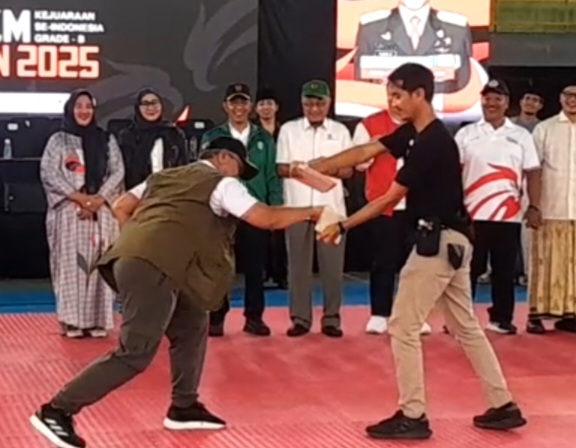 Mayjen TNI (Purn) Yusman Madayun Resmi Membuka Kejurnas Taekwondo Grade-B Jatim Open 2025 di Gor Jayabaya
