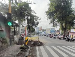 Waspadalah ! Proyek Galian Kabel FO di Simpang Sutoyo sampai Jalan IBH Pranoto,  Tumpukan Material Membahayakan