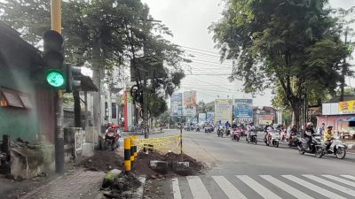 Waspada, Proyek Galian Kabel FO di Simpang Sutoyo–IBH Pranoto Dikeluhkan Pengendara