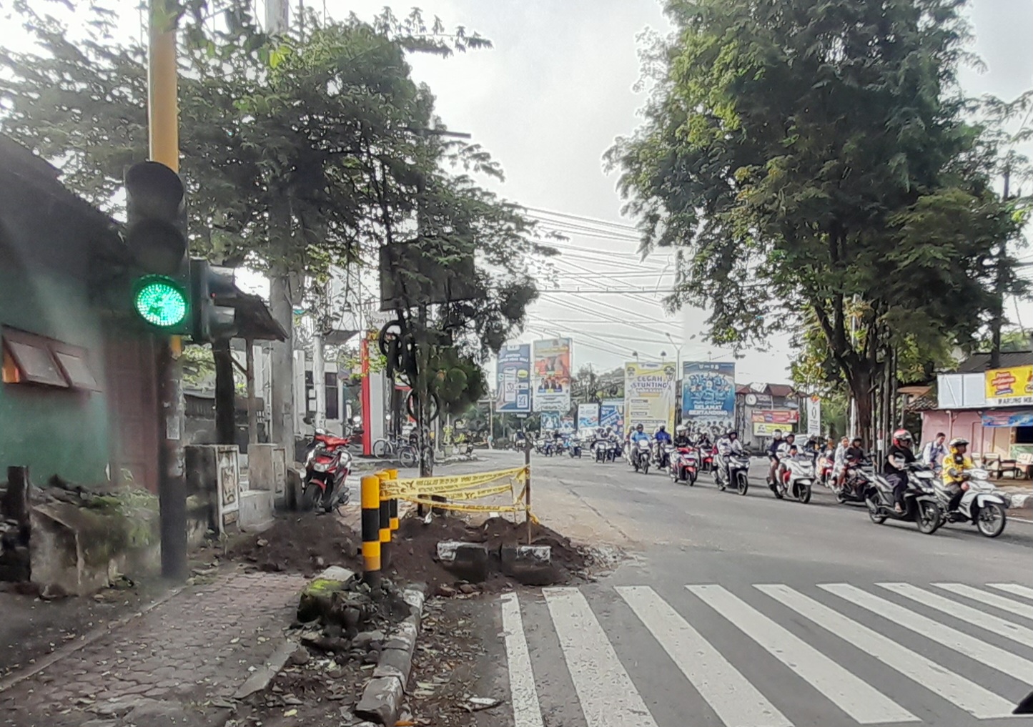 Waspada, Proyek Galian Kabel FO di Simpang Sutoyo–IBH Pranoto Dikeluhkan Pengendara