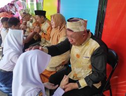 Air Mata Haru Iringi Sungkeman Massal di HGN dan HUT ke-40 SMPN 4 Jombang