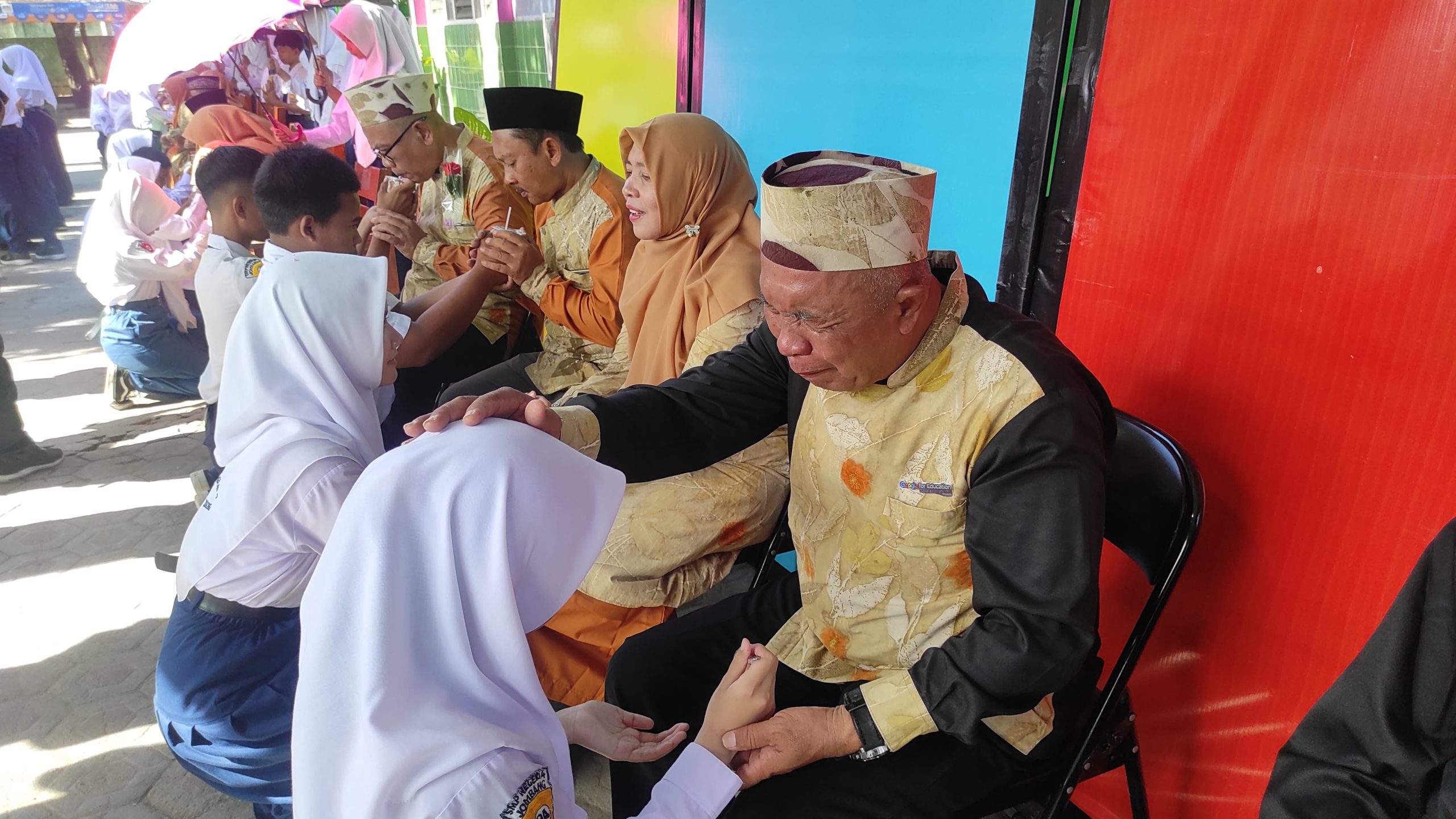 Air Mata Haru Iringi Sungkeman Massal di HGN dan HUT ke-40 SMPN 4 Jombang