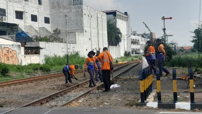 PT KAI Lakukan Pemeriksaan Rutin Rel di Sekitar Stasiun Kediri