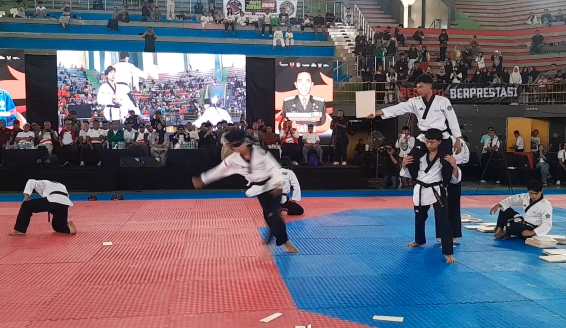 Kejurnas Taekwondo Grade-B Jatim Open 2025 di GOR Jayabaya Didominasi Atlet Santri
