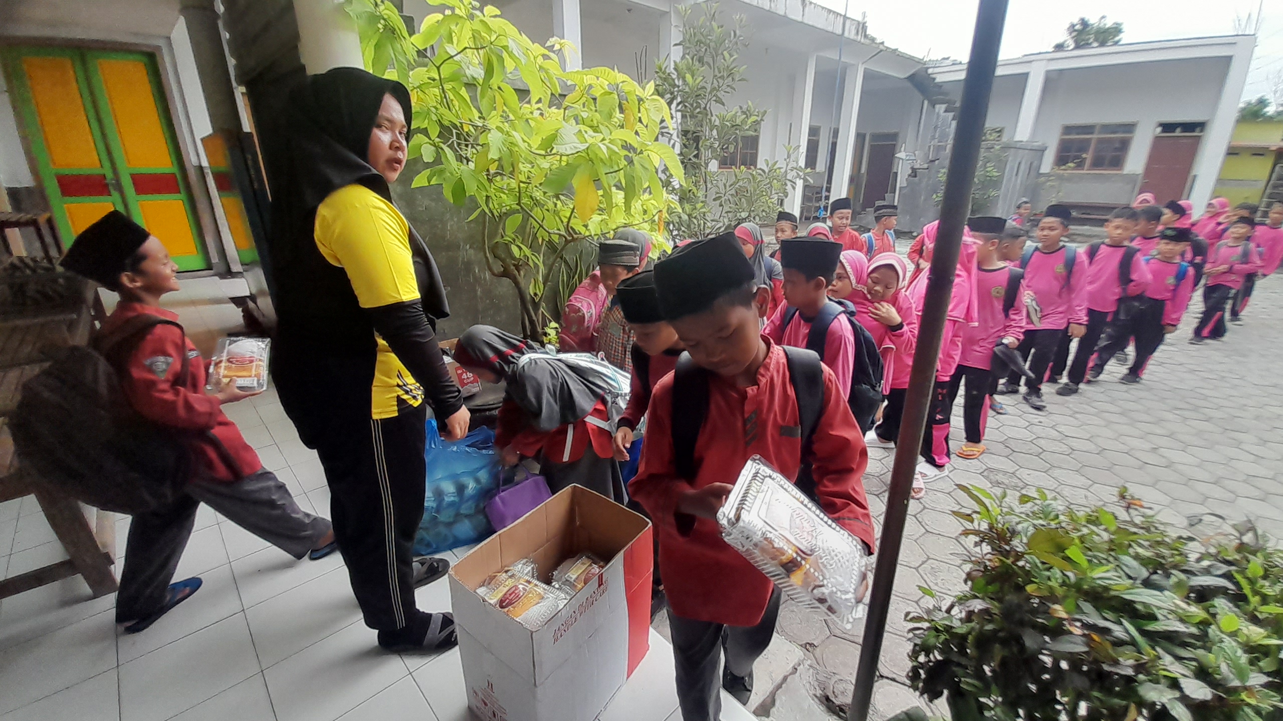 MBG Tak Hanya untuk Sekolah Negeri, Siswa MI Fathul Huda Janti Ikut Nikmati Program Makan Bergizi Gratis