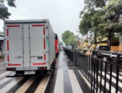 Kemacetan Mengular di Simpang Empat Alun-Alun saat Dhoho Night Carnival 2025