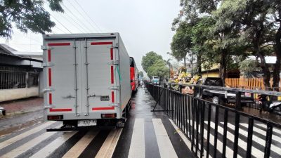 Kemacetan Mengular di Simpang Empat Alun-Alun saat Dhoho Night Carnival 2025