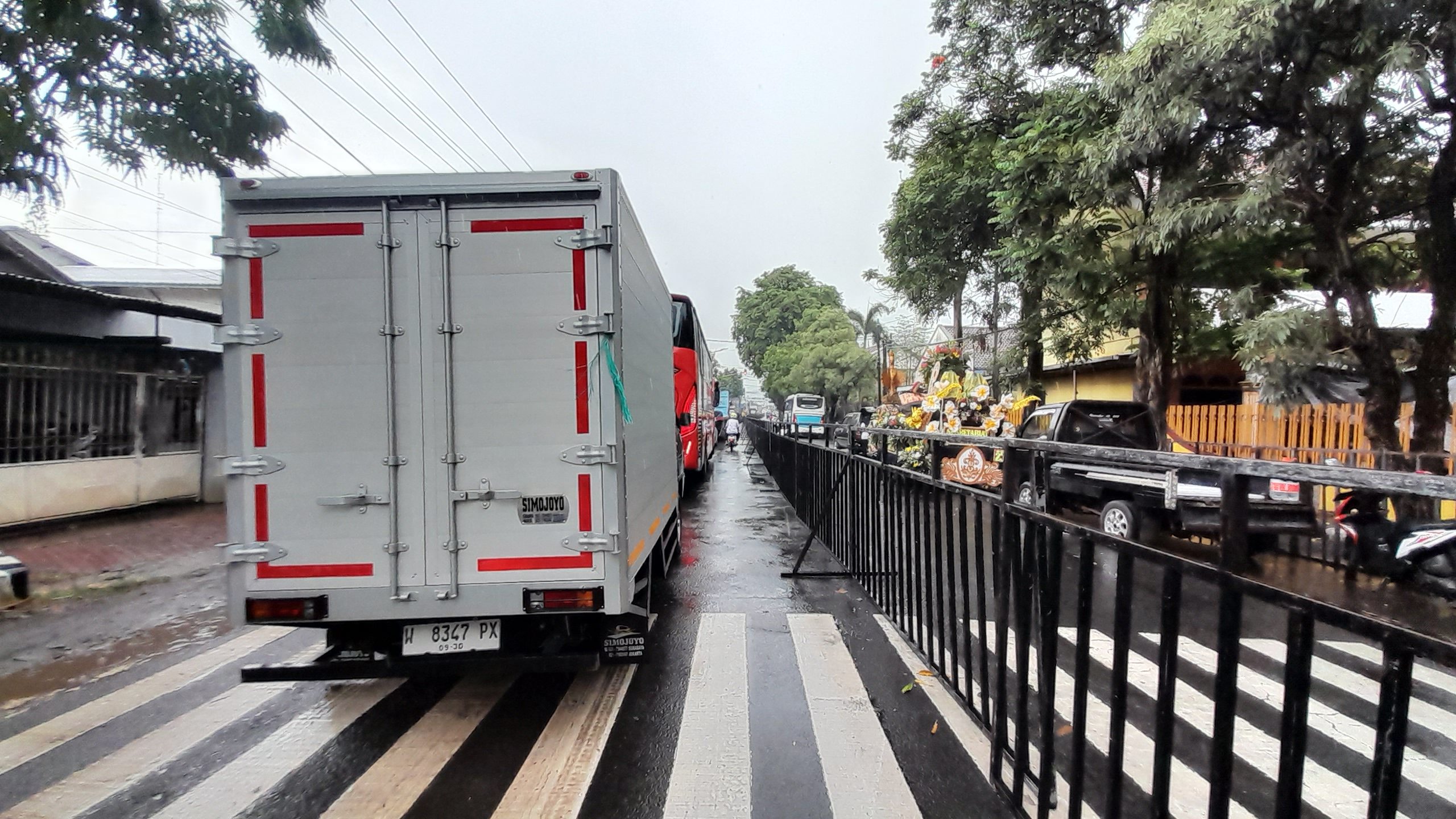 Kemacetan Mengular di Simpang Empat Alun-Alun saat Dhoho Night Carnival 2025