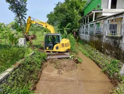 Cegah Kerusakan Tanaman di Musim Hujan, PUPR Kabupaten Kediri Lakukan Normalisasi Saluran Irigasi