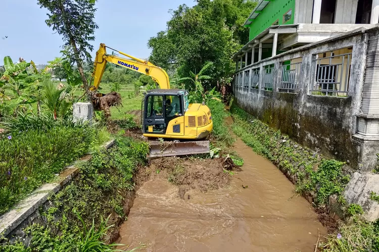 Cegah Kerusakan Tanaman di Musim Hujan, PUPR Kabupaten Kediri Lakukan Normalisasi Saluran Irigasi