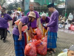 Aksi Peduli Persikmania, Pungut Sampah di Jalan Sehat Santri Sarungan