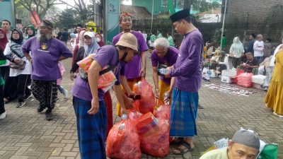 Aksi Peduli Persikmania, Pungut Sampah di Jalan Sehat Santri Sarungan