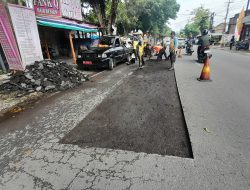 Tanggap Cepat DPUPR Kota Kediri, Jalan Berlubang di Timur Kantor Diperbaiki Setelah Dikeluhkan Warga