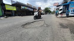 Jalan Mauni Berlubang Satu Meter, Pengendara Khawatir, Warga Minta Pemerintah Bertindak