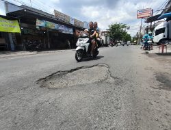 Jalan Mauni Berlubang Satu Meter, Pengendara Khawatir, Warga Minta Pemerintah Bertindak