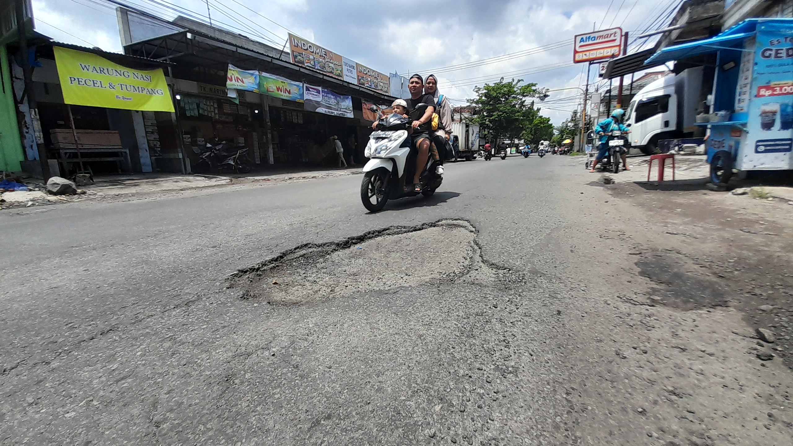 Jalan Mauni Berlubang Satu Meter, Pengendara Khawatir, Warga Minta Pemerintah Bertindak