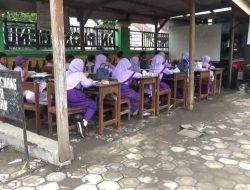 Ruang Kelas Rusak Parah, Puluhan Siswa SD di Jombang Terpaksa Belajar di Area Parkir