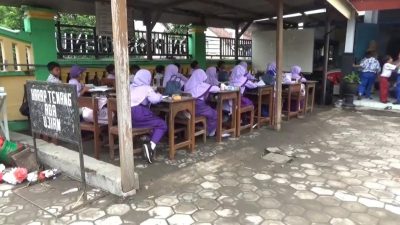 Ruang Kelas Rusak Parah, Puluhan Siswa SD di Jombang Terpaksa Belajar di Area Parkir