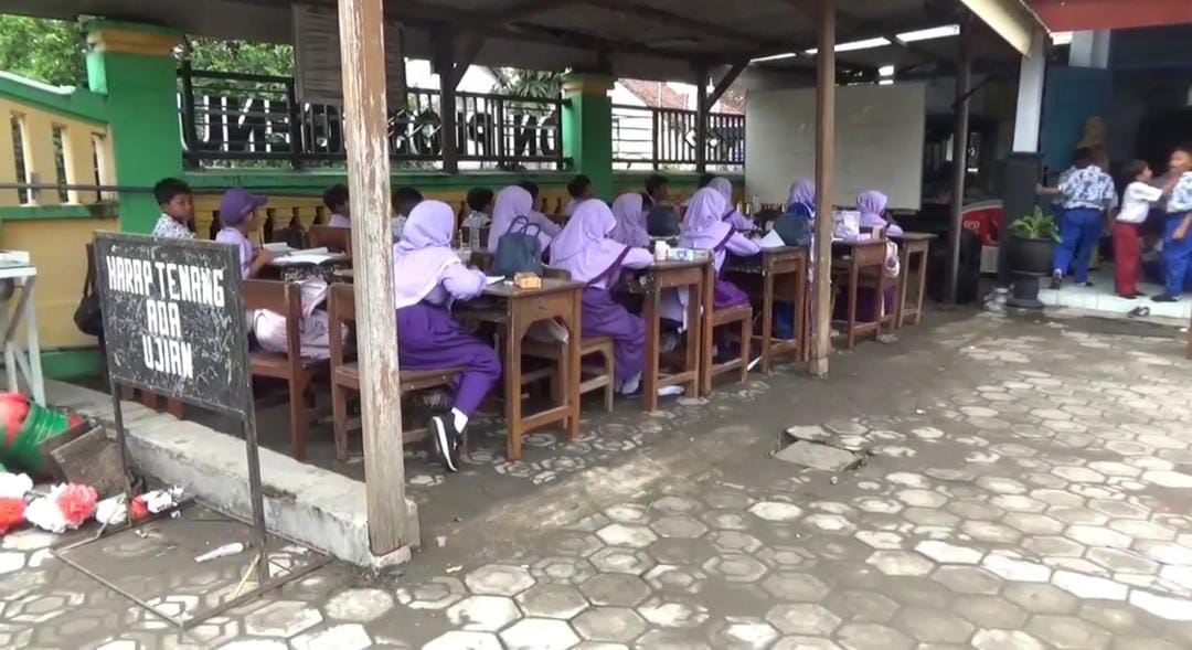 Ruang Kelas Rusak Parah, Puluhan Siswa SD di Jombang Terpaksa Belajar di Area Parkir