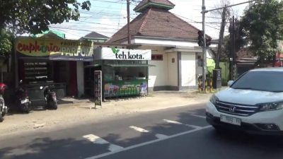 Mengaku Intel, Pria Bawa Kabur Ponsel Penjaga Kedai Es Teh di Jombang