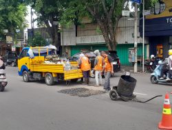 DPUPR Kota Kediri Lakukan Tambal Sulam Lubang Jalan di Mayjend Sungkono