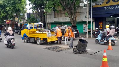 DPUPR Kota Kediri Lakukan Tambal Sulam Lubang Jalan di Mayjend Sungkono