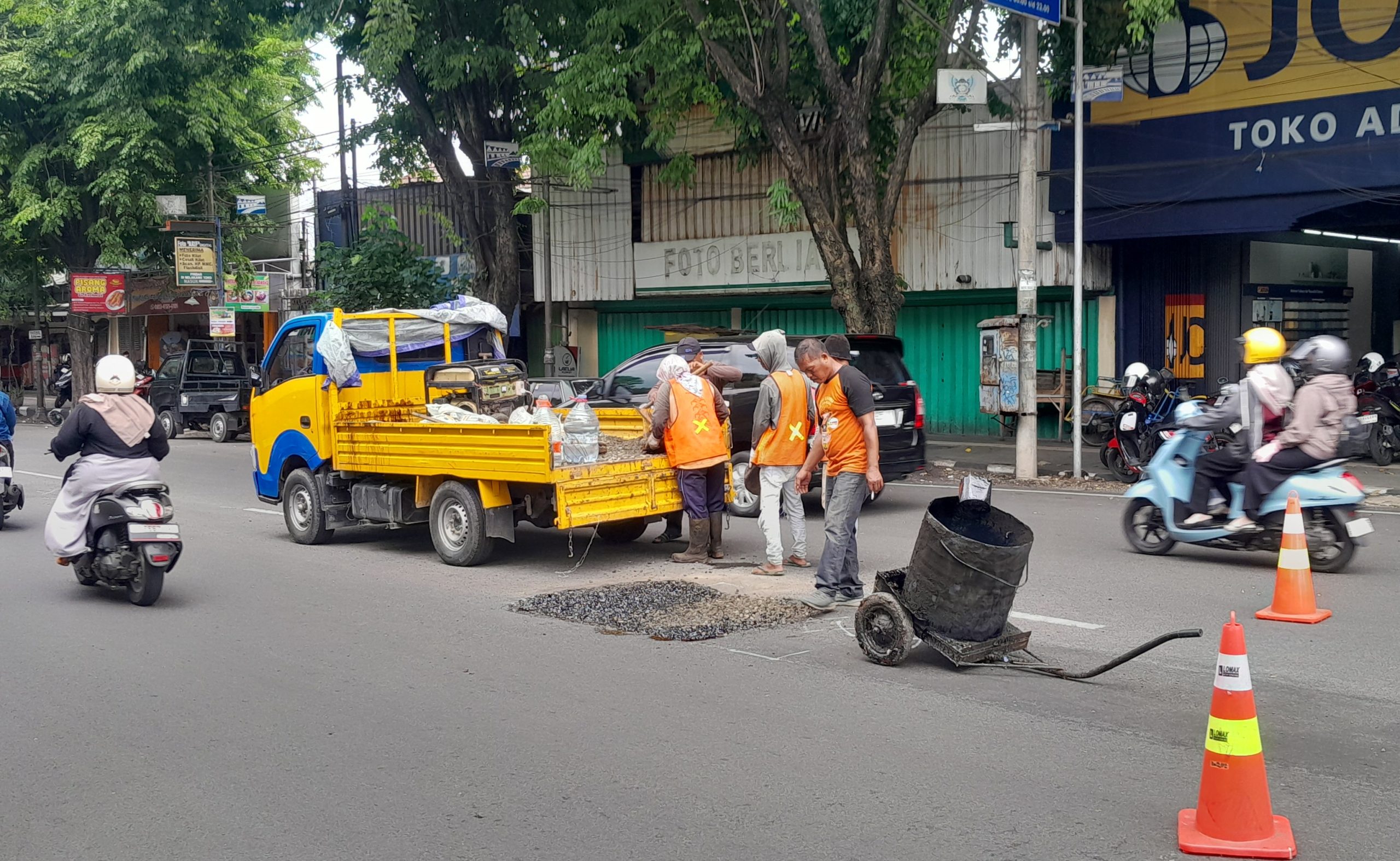 DPUPR Kota Kediri Lakukan Tambal Sulam Lubang Jalan di Mayjend Sungkono