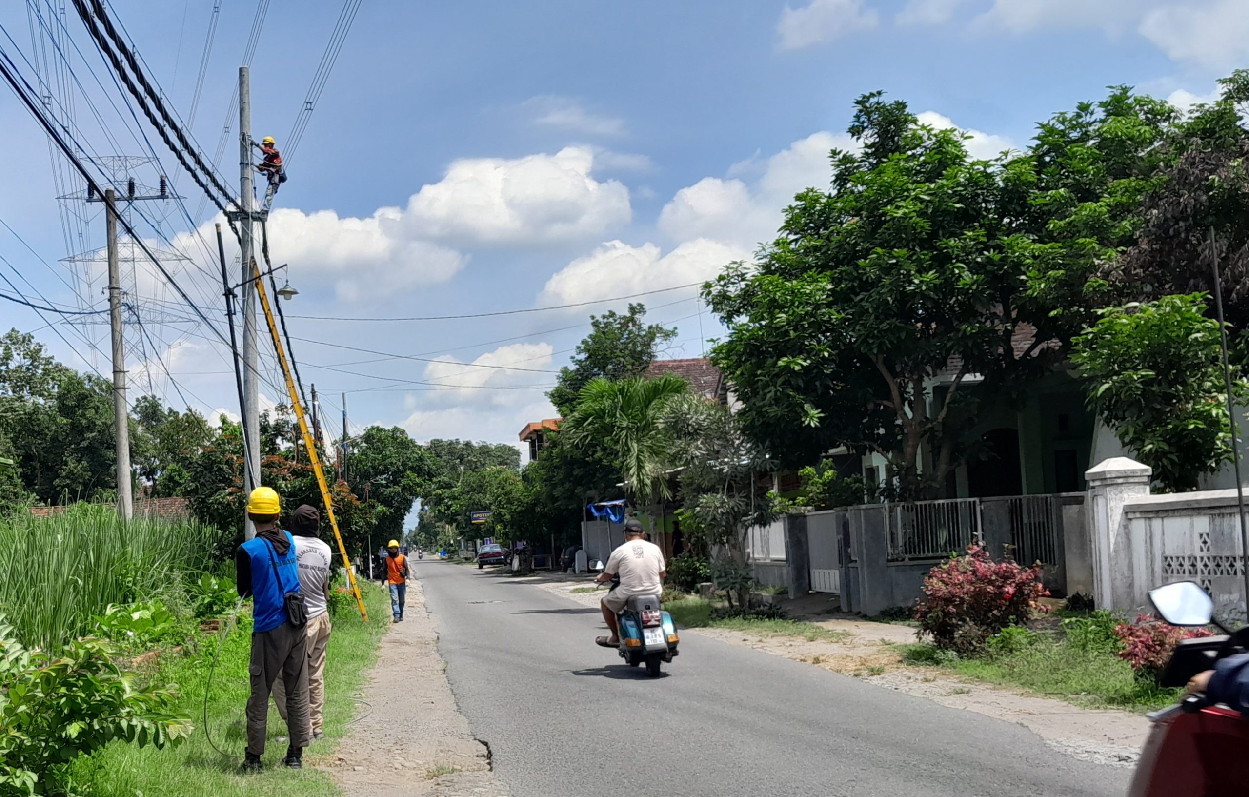 Hindari Sengatan Listrik GITET PLN UP3 Kediri Lakukan Tindakan Preventif Melalui Pemasangan Kabel Bungkus Hitam