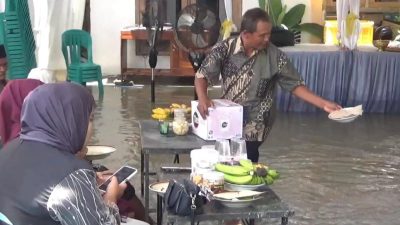 Hujan Semalam Picu Sungai Meluap, Hajatan Pernikahan di Jombang Tetap Berlangsung Meski Terendam Banjir