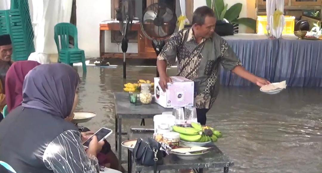 Hujan Semalam Picu Sungai Meluap, Hajatan Pernikahan di Jombang Tetap Berlangsung Meski Terendam Banjir