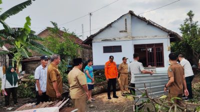 Pemkab Jombang Salurkan Bantuan Stimulan untuk Warga Terdampak Angin Kencang