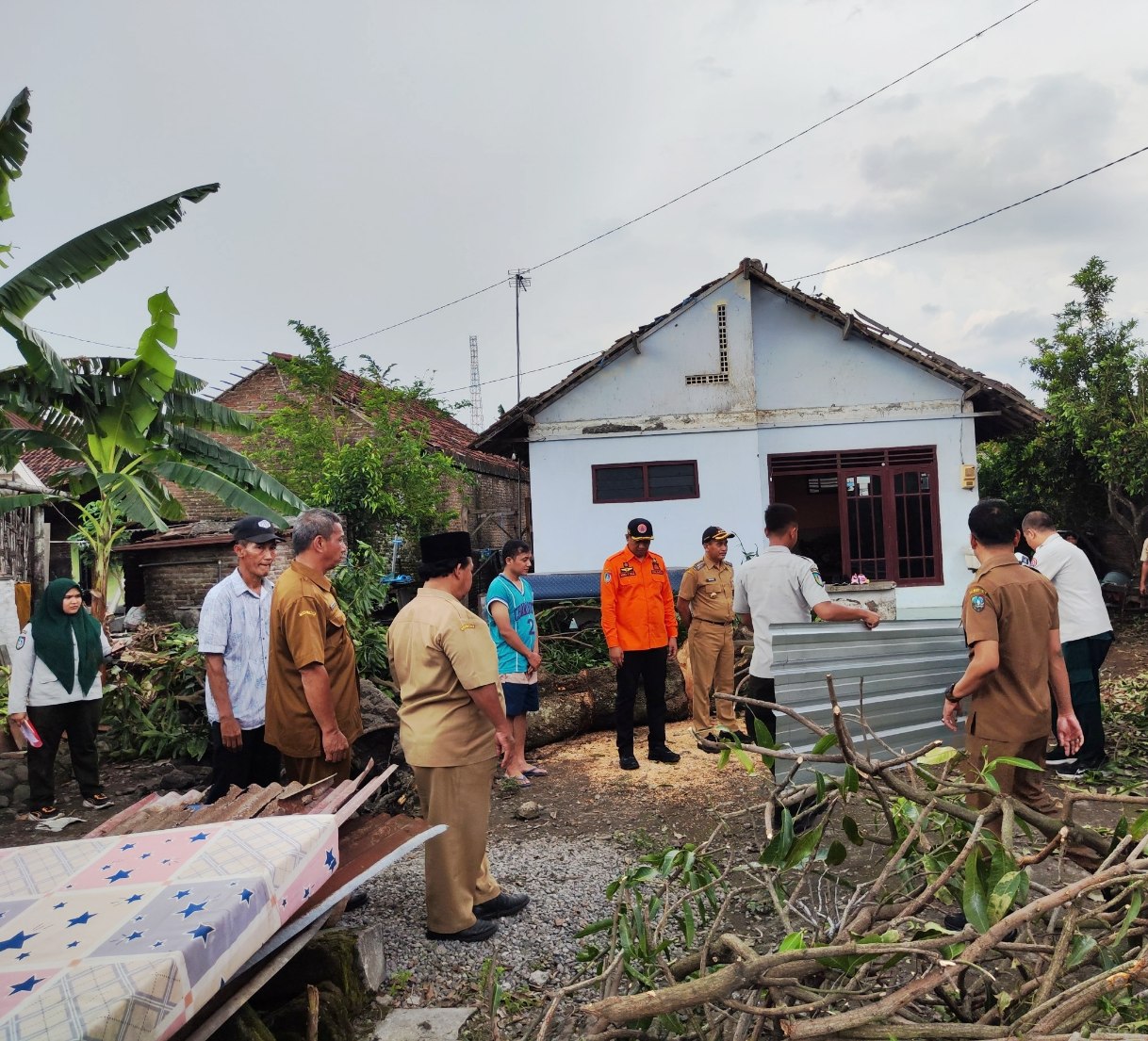 Pemkab Jombang Salurkan Bantuan Stimulan untuk Warga Terdampak Angin Kencang