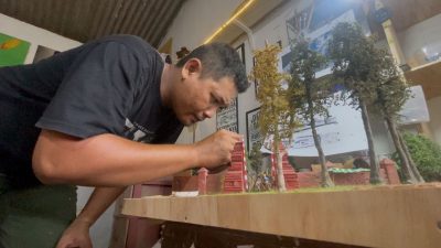 Dari Limbah Sungai Menjadi Karya Seni: Catra Hermawan, Perajin Diorama 3D Asal Mojojejer yang Mendunia