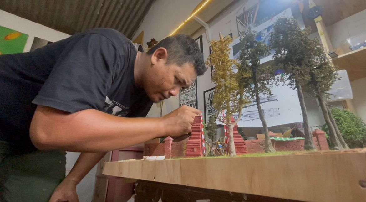 Dari Limbah Sungai Menjadi Karya Seni: Catra Hermawan, Perajin Diorama 3D Asal Mojojejer yang Mendunia
