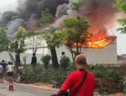 Gudang Plastik di Mojongapit Jombang Terbakar, Diduga Dipicu Percikan yang Mengenai Kardus