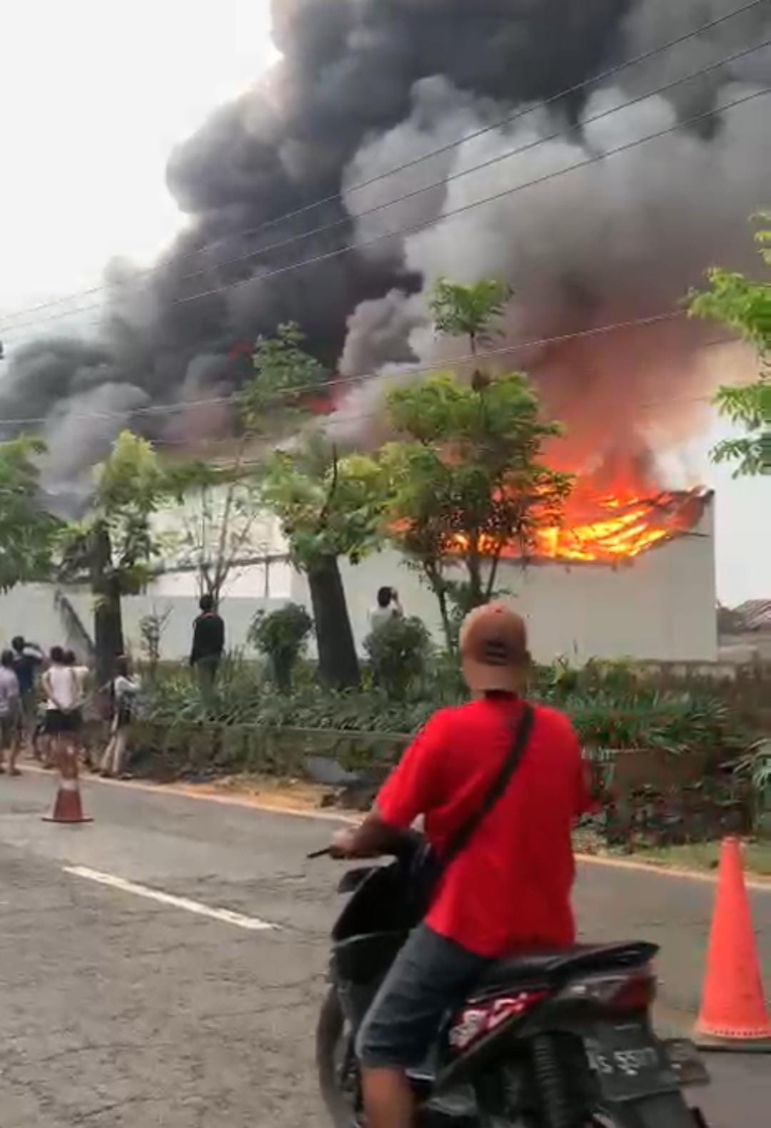 Gudang Plastik di Mojongapit Jombang Terbakar, Diduga Dipicu Percikan yang Mengenai Kardus