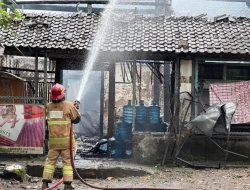 Diduga Bocor Gas LPG, Rumah di Badas Kediri Terbakar,  Satu Warga Luka Berat