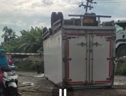 Truk Boks Terbalik di Embong Miring Jombang, Sopir Belum Diketahui Keberadaannya
