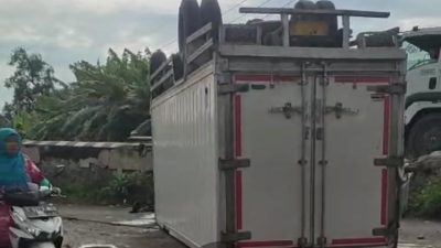 Truk Boks Terbalik di Embong Miring Jombang, Sopir Belum Diketahui Keberadaannya