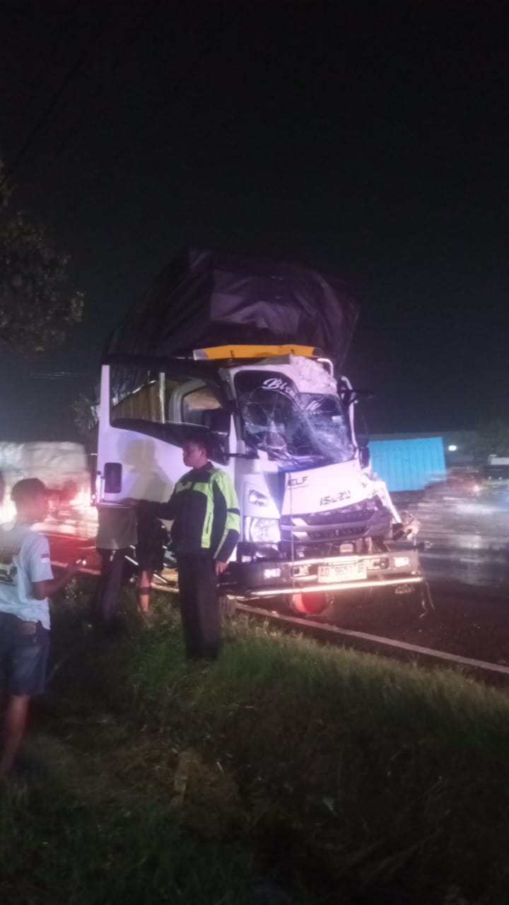 Truk Isuzu Tabrak Truk Mogok di Jombang, Satu Tewas di Tempat